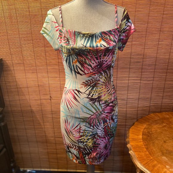 Guess Dresses & Skirts - Guess Floral Tropical Bodycon Dress Size 6 EUC